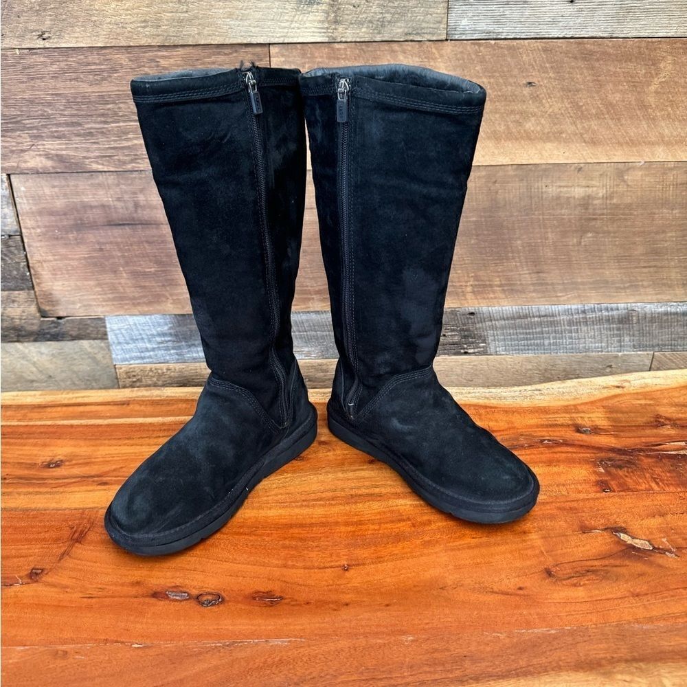 UGG Greenfield ZIP/ metal Ugg logo EUC SZ 5
